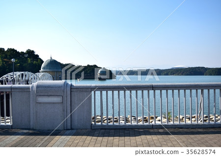 十月秋天，欄杆和多摩湖 35628574