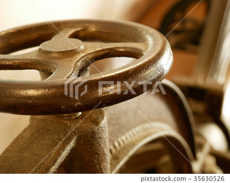 Old press, detail for tightening screw. 35630526