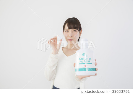 Woman rinsing mouth with mouthwash Woman rinsing mouth with mouthwash 35633791