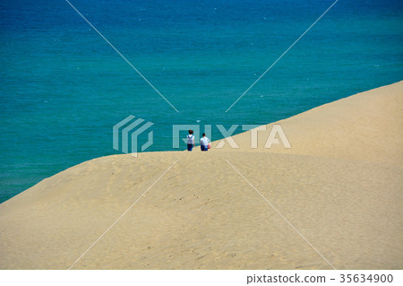 鳥取沙丘，遊客在山上和翡翠海（2） 35634900