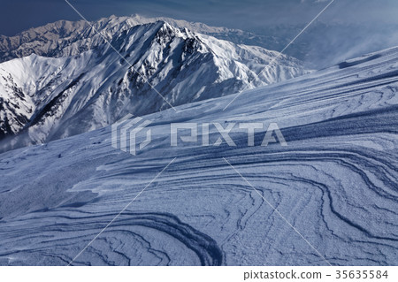 A view of Sukabura and Goryu-dake and Hakuba-dake on the summit of Kashima-Kamogatake in the Northern Alps 35635584