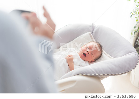 新生兒0個月大 35635696