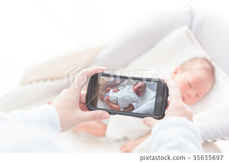 新生兒0個月大 35635697