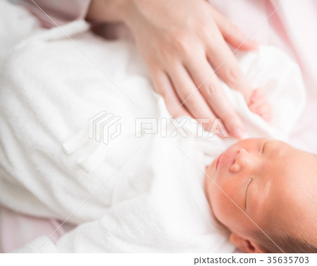 新生兒0個月大 35635703