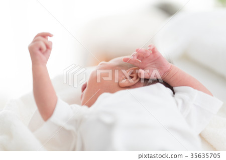 新生兒0個月大 35635705