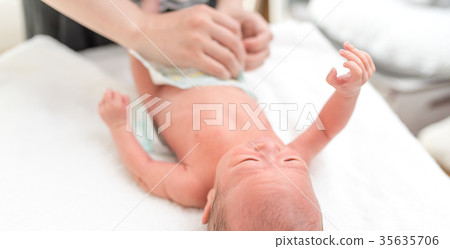 新生兒0個月大 35635706