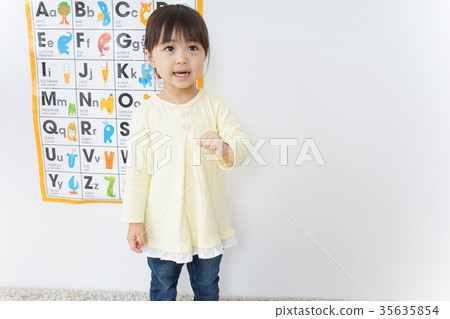 學習英語的孩子 學習英語的孩子 35635854