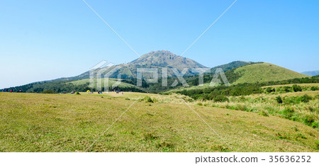Peaks and grasslands connected by peaks and peaks 35636252