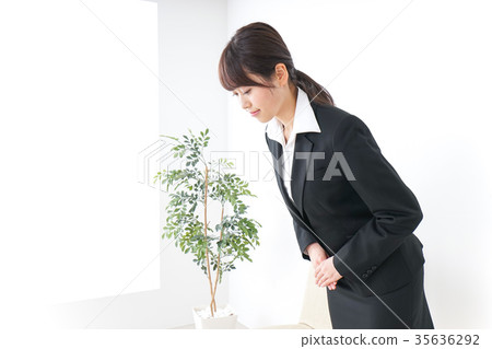求職學生穿著西裝接受采訪 求職學生穿著西裝接受采訪 35636292