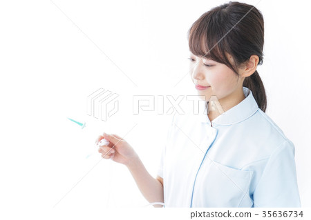 A nurse who gives an infusion 35636734