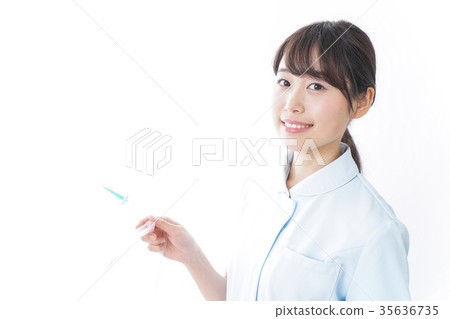 A nurse who gives an infusion A nurse who gives an infusion 35636735