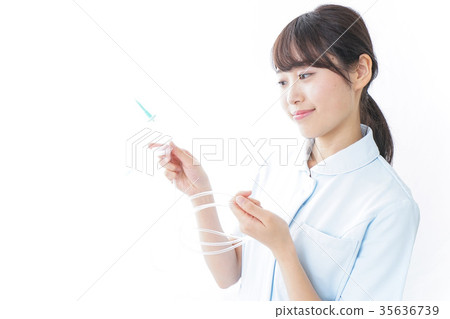 A nurse who gives an infusion 35636739