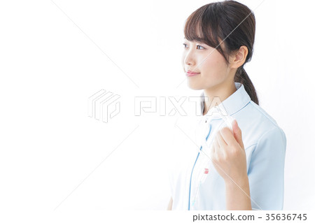 A nurse who gives an infusion 35636745