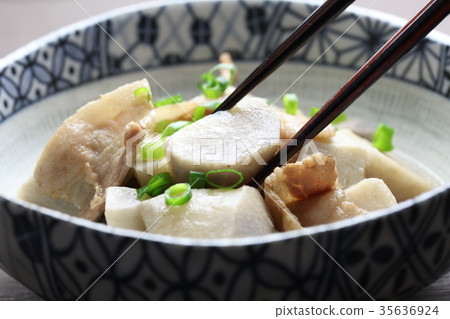 Simmered taro and pork 35636924