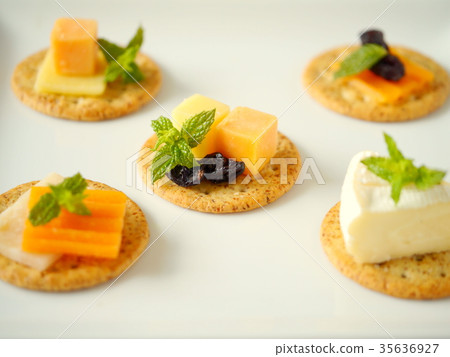Variety cheese canapé 35636927