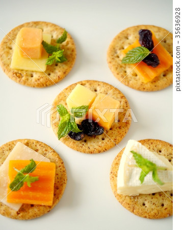 各種奶酪canapé(高角度) 各種奶酪canapé(高角度) 35636928
