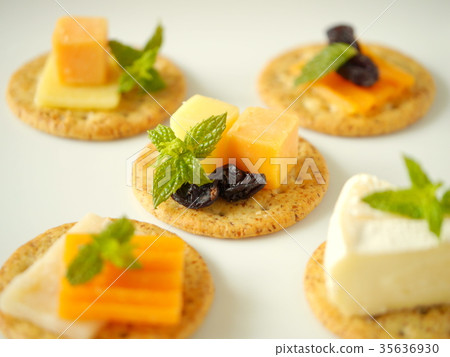 Variety cheese canapé (horizontal position up) 35636930