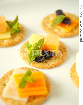 Variety cheese canapé 35636931