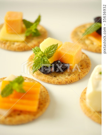 Variety cheese canapé (vertical position up) 35636932
