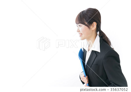 鞠躬的女商人 35637052