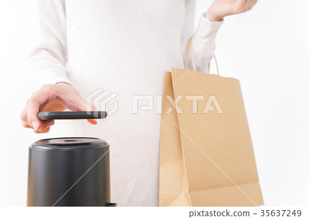 付付款的少婦在智能手機 付付款的少婦在智能手機 35637249