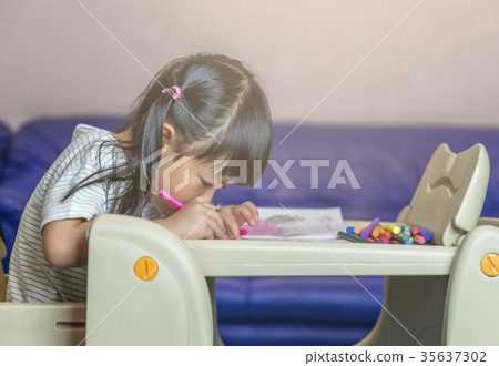 Asian little girl draw picture on table. Use color pen. Side bod 35637302
