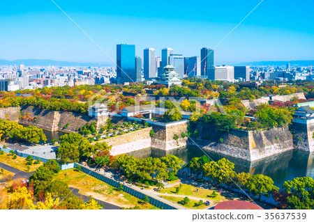 在秋天和摩天大樓大廈的大阪城堡 在秋天和摩天大樓大廈的大阪城堡 35637539