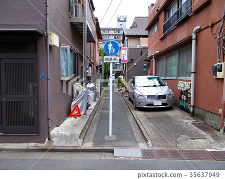 Pedestrian only road 35637949