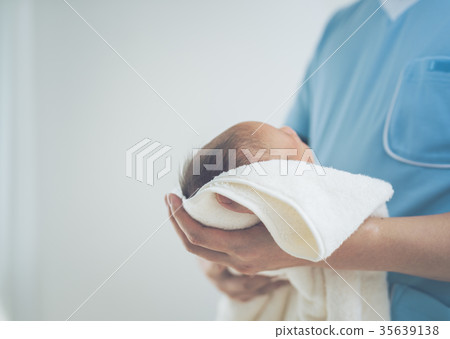 Newborn medical image 0 months old 35639138