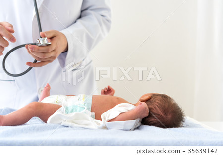 Newborn baby medical image 35639142