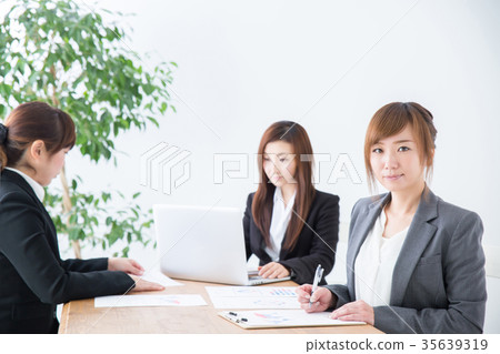 Business woman Business woman 35639319