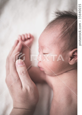 新生兒0個月大 35640035