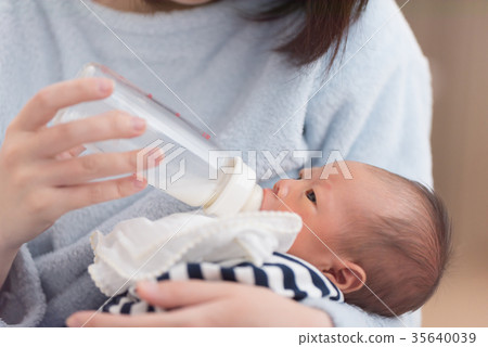 新生兒0個月大 35640039