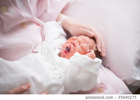 Newborn 0 months old Newborn 0 months old 35640275