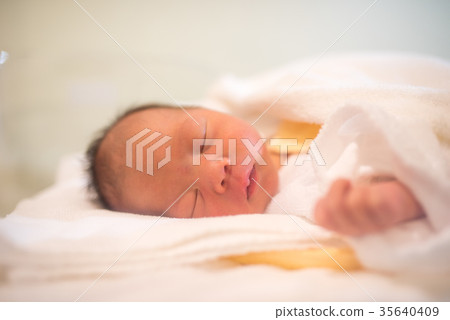 新生兒0個月大 35640409