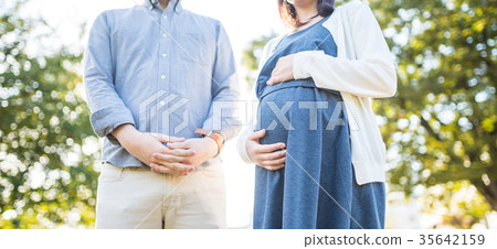 Pregnant woman 35642159