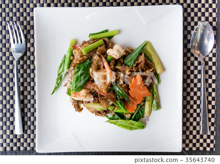 Stir fried flat noodle and shrimp Stir fried flat noodle and shrimp 35643740