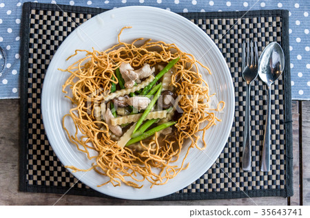 Crispy noodles in thick gravy Crispy noodles in thick gravy 35643741