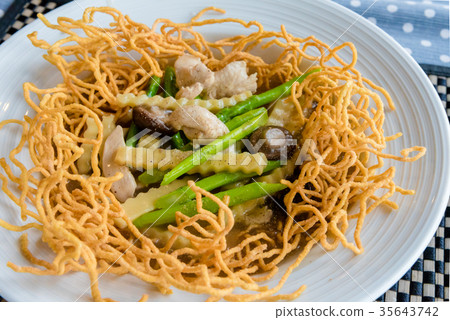 Crispy noodles in thick gravy Crispy noodles in thick gravy 35643742