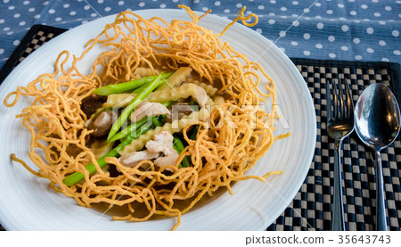 Crispy noodles in thick gravy 35643743