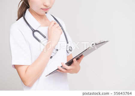 有醫療記錄的護士 35643764