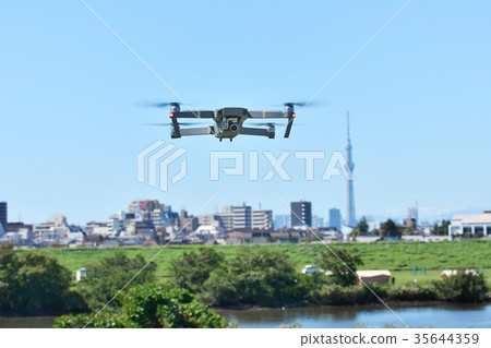 無人機在盤旋 無人機在盤旋 35644359