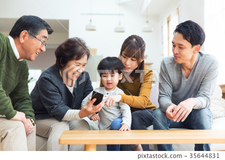 家庭智能手機微笑 家庭智能手機微笑 35644831