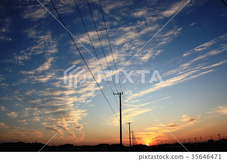電報桿通往傍晚的太陽 電報桿通往傍晚的太陽 35646471