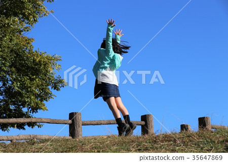 Girls to jump 35647869