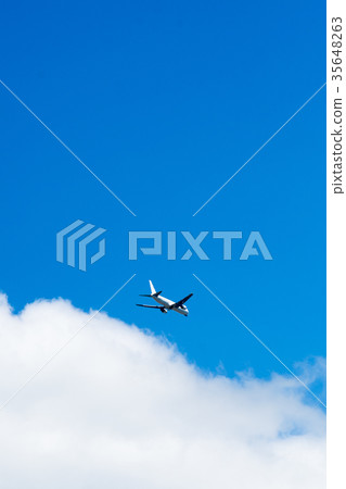 上昇在藍天/正面圖像的飛機 35648263