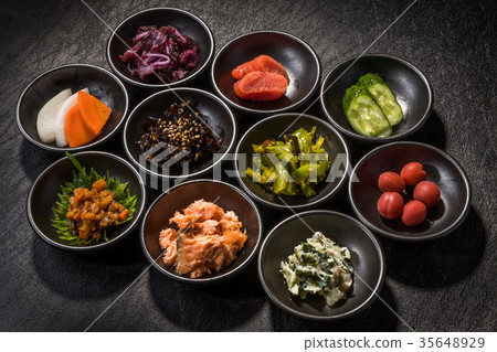 典型的飯碗套米飯的裝飾菜餚 35648929