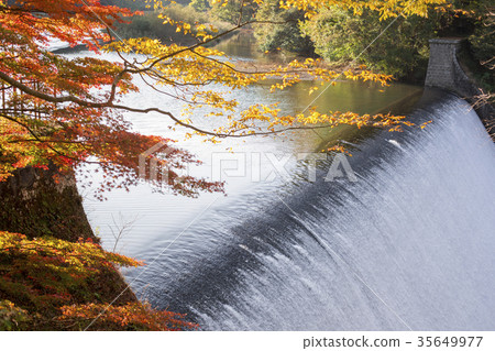 浪端的白色泡沫水庫水壩秋葉 35649977