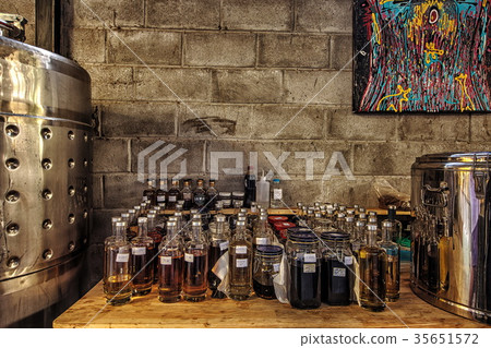 Place where the rum is brewed 35651572