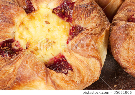 Tarts with jam and vanilla 35651906